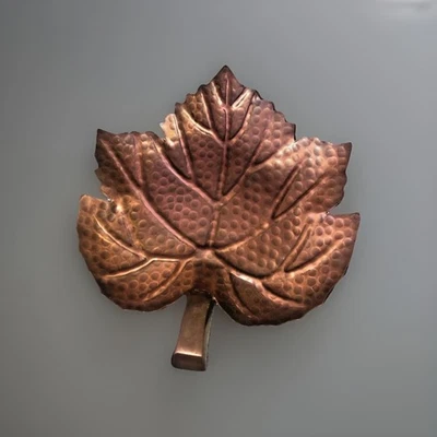 White Barn Candle Co. Prato decorativo de folha de bordo de cobre martelado - Imagem 1 de 4