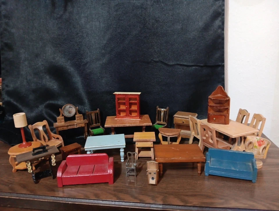 Lote de 26 piezas, mesas, sillas, gabinetes, etc. muebles de madera vintage para muñecas Foto 1 de 4