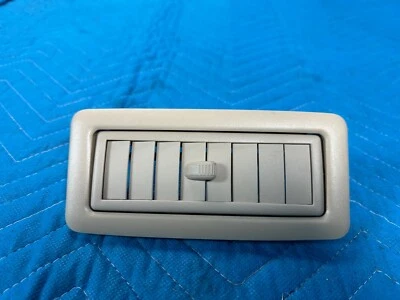 Rejilla de ventilación de aire delantera o trasera para techo Lexus LX570 lado del pasajero beige: LP01 08-11 Foto 1 de 4