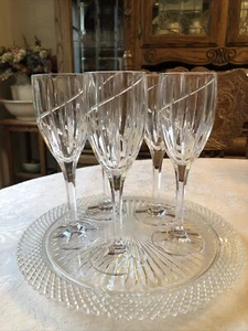 Mikasa Crystal UPTOWN 8 1/8" Wine Glasses Swirl Cut Set Of 5 - Picture 1 of 9