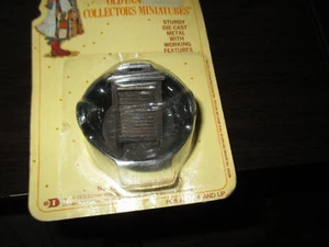 Vintage 1976 Durham Holly Hobbie Miniature wash tub & scrub board #20 die cast - Picture 1 of 3