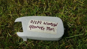 BREAKING FIAT PUNTO MARK 2 2000 OSR RIGHT DRIVERS REAR WINDOW LATCH TRIM - Picture 1 of 3