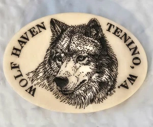 Wolf Haven Tenino, Washington ~ Fibbia per cintura lupo finto Scrimshaw 3,25"L x 2,25"W - Foto 1 di 2