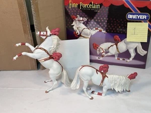 Ponis de circo blancos de porcelana Breyer 1996 raros retirados nuevos en caja #79296 No. 1 - Imagen 1 de 8