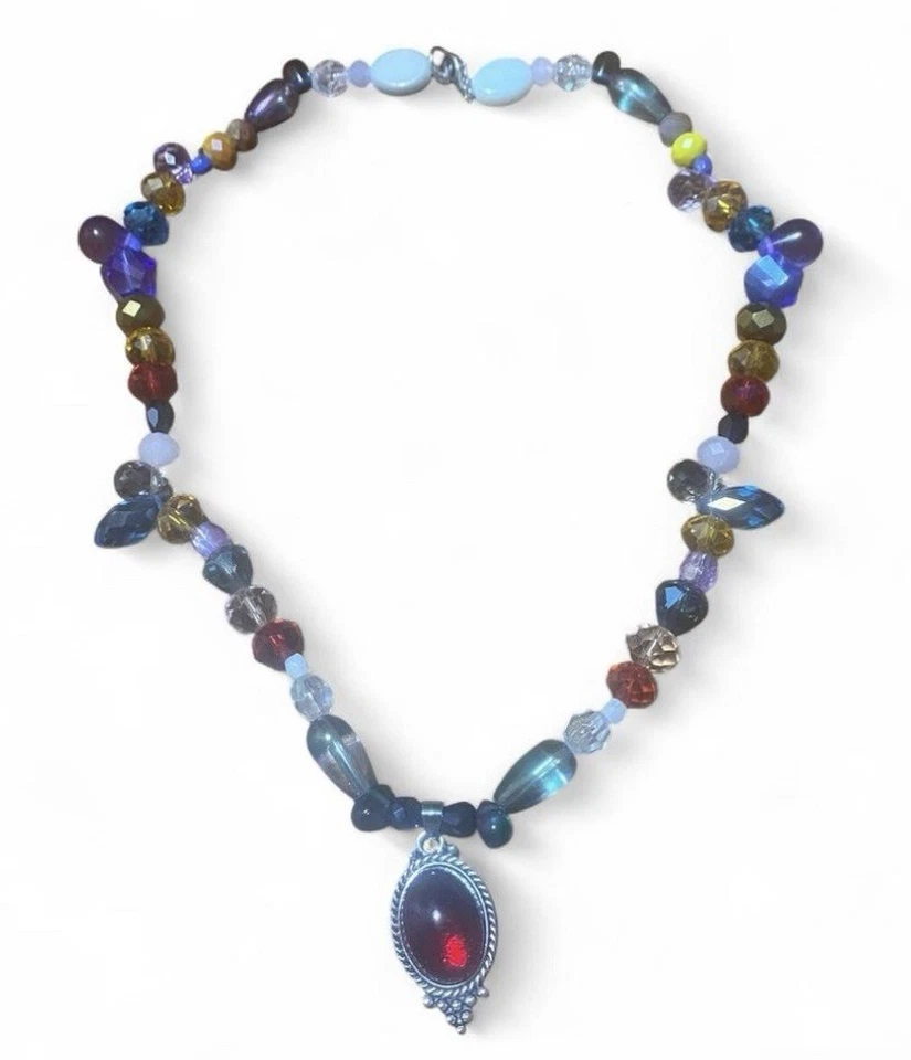 Ожерелье с красной подвеской из разноцветных стеклянных бусин серебристого цвета - Изображение 1 из 1