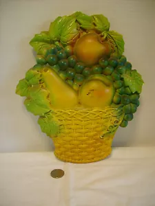Cesta de tiza vintage con uvas, una pera, una manzana y un melocotón, 11" de alto - Imagen 1 de 2