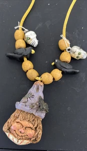 Collar hecho a mano artesanal de arcilla espantapájaros cuervo calaveras Halloween con cordón amarillo - Imagen 1 de 8