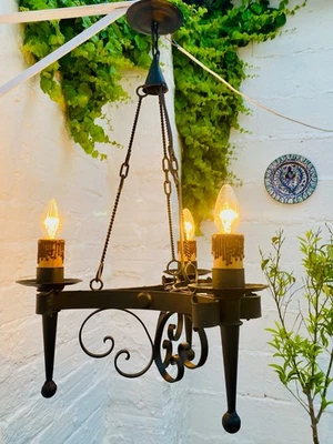 Lámpara de araña vintage de hierro forjado 26 x 17" negra, gótica, española, iluminación de castillo Foto 1 de 4