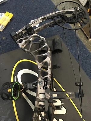 🔥Bear Divergent RH 25.5'-30" 70# 338FPS! One Nation Black & White🔥 - Image 1 of 4