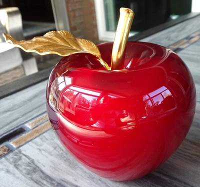 Firmado Patrick 1982 Arte Rojo Vidrio Apple Estatuilla Pisapapeles Hoja de Oro y Tallo Foto 1 de 4