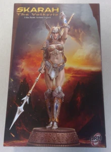 Figura Skarah la Valquiria ARH Comix 2018 Solo Manos Soporte Espada y Lanza SIN MUÑECA - Imagen 1 de 11