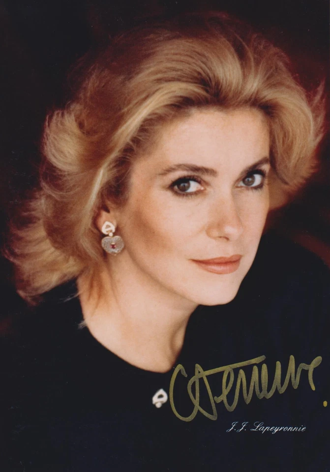 CATHERINE DENEUVE Original Autogramm signiertes Foto Top Portrait - Bild 1 von 1