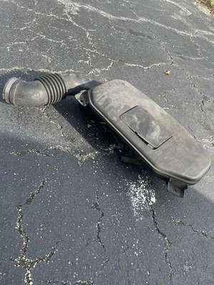 Subaru Legacy Outback 2010-2012 2,5 L resonador de conducto de admisión de aire con manguera 16545AA03 Foto 1 de 2