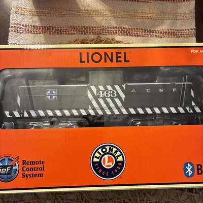 Lionel O Scale Santa Fe LionChief 44 Tonner Diesel Switcher - Image 1 of 4