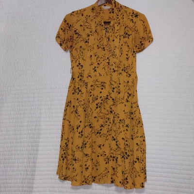 Vestido midi Nanette Lepore dorado amarillo y negro estampado floral manga corta con cinturón Foto 1 de 4