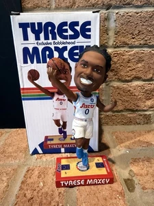Titular de Boleto de Temporada Tyrese Maxey Exclusivo Bobblehead Nuevo En Caja - Imagen 1 de 4