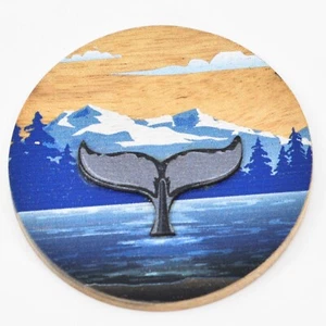 Handcrafted Splashing Whale Round Wooden Marquetry Magnet Made in Philippines - Imagen 1 de 2