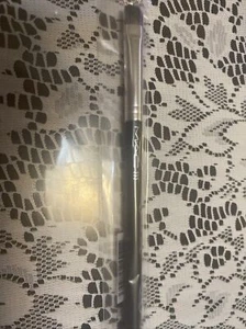 BNIB, 100% Authentic MAC Eyeshadow Brush "233”, Discontinued - Picture 1 of 1