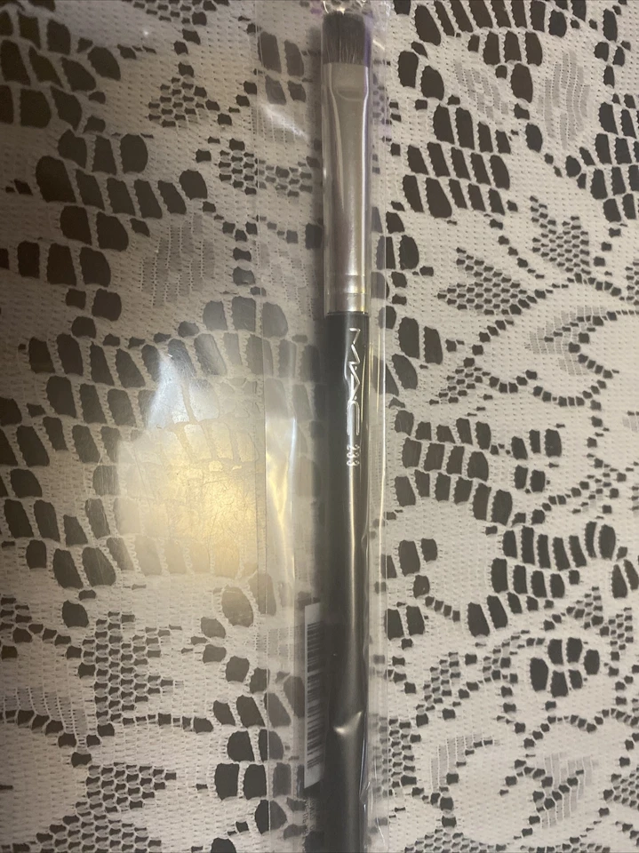 BNIB, 100% Authentic MAC Eyeshadow Brush "233”, Discontinued - Image 1 of 1