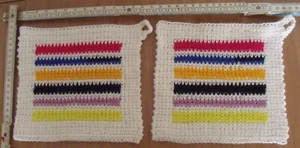Motiv Topflappen gehäkelt bunte Streifen Handarbeit Schulgarn 2er Set - Bild 1 von 2