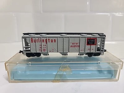 Atlas N Scale 2314 Burlington Route 47' 3 Bay Covered Hopper CB&Q 85117 VG - Image 1 of 4