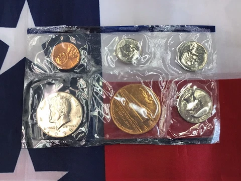 1988-P Official US Mint Souvenir Set as pictured Cover