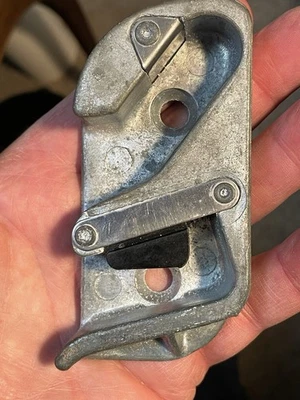 NOS 1949-54 Chevy Pontiac Buick Olds Striker Door Lock 4664971 RH. — 第 1/4 张图片