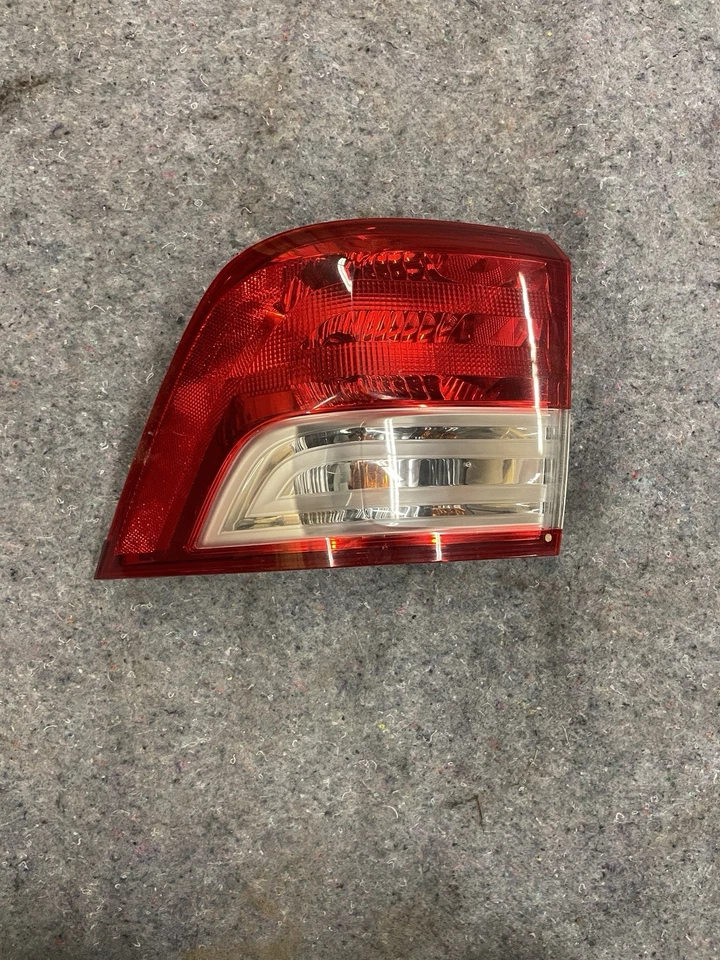 Conjunto de luz trasera para pasajero Honda Odyssey 2011-2017 lado derecho OEM usado Foto 1 de 3