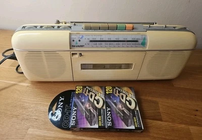 Radio casete Sharp QT-50 de colección destacado en “Stranger Things” con cintas Foto 1 de 4