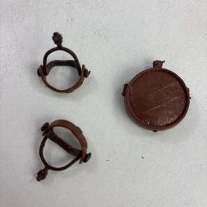 Auténtico/Original Marx Johnny West Par de Espuelas Marrones Años 60-70 con Correas y Cantimplora - Imagen 1 de 3