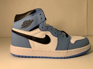 Jordan 1 Retro High OG University Blu - 555088-134 - Foto 1 di 8