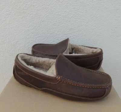 UGG ASCOT ШИРОКИЙ ЖЕЛТОВАТО-КОРИЧНЕВЫЙ КОЖИ/ОВЕЧЬЯ ШЕРСТЬ ТАПОЧКИ, МУЖЧИН США 10 3E/ЕВРО 43 ~ NIB - Изображение 1 из 4