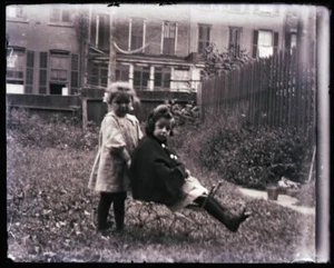 (1) LATE 1800s, EARLY 1900s ANTIQUE GLASS NEGATIVE, TWO GIRLS ON A CART - Imagen 1 de 2
