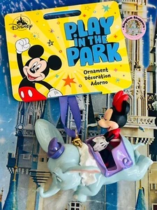 2024 Disney Parks Play In The Park Minnie Mouse Montando Dumbo Adorno de Navidad - Imagen 1 de 2