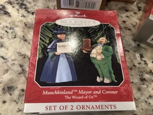 Hallmark Andenken Zauberer von Oz Munchkinland Bürgermeister und Gerichtsmediziner 1998 Ornament Set - Bild 1 von 2