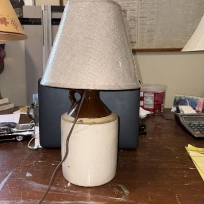 Lámpara de mesa jarra de gres rústico con pantalla de tela beige Foto 1 de 3