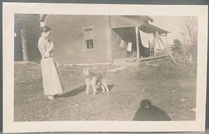 POSTAL FOTO REAL RPPC~MUJER Y PERRO FRENTE A CASA CON LAVANDERÍA EN PORCHE - Imagen 1 de 3