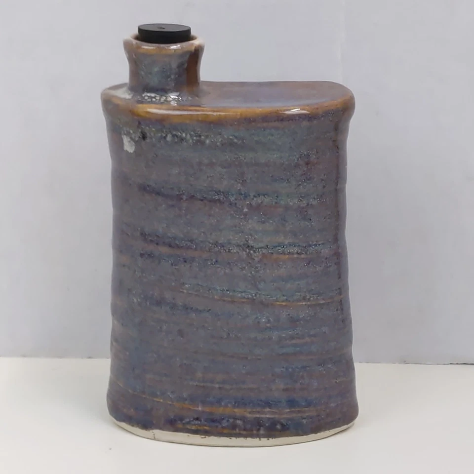 Frasco de cerámica Lewis puerta púrpura hecho a mano de gres cerámica firmado arte vintage  Foto 1 de 4