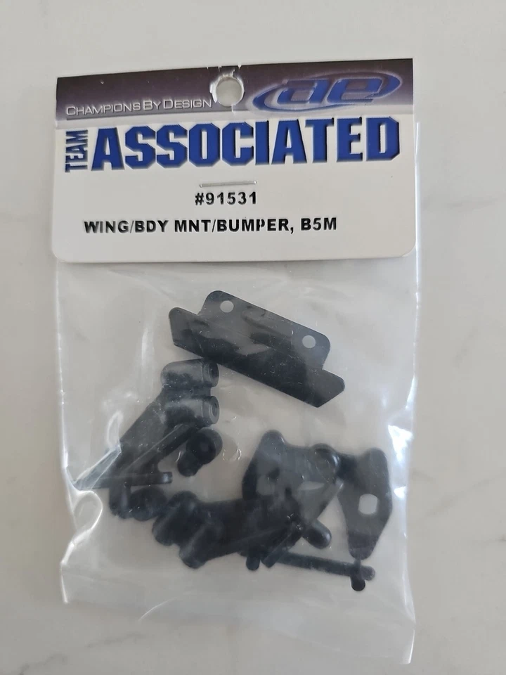 TEAM ASSOCIATED - WING/BODY MOUNT/BUMPER, B5M -# 91531 - Image 1 of 1