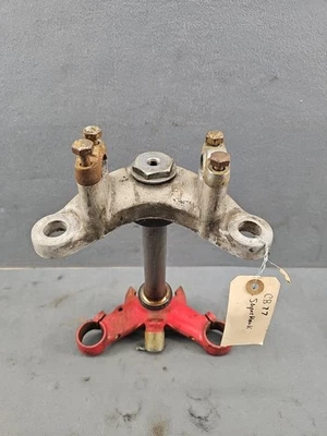 HONDA CB77 CB 77 SUPERHAWK 305 TRIPLE ÁRBOL ABRAZADERA DE VÁSTAGO DE DIRECCIÓN OEM USADO  Foto 1 de 4
