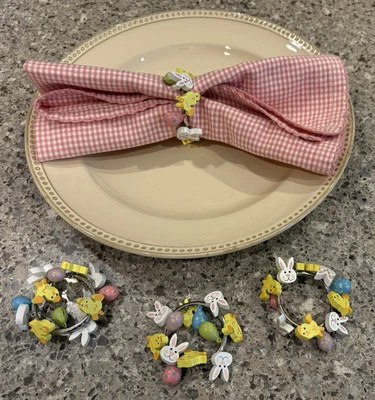 Juego de 4 servilleteros de Pascua Pier 1 retirados: madera y metal • huevos de patos para conejitos Foto 1 de 4