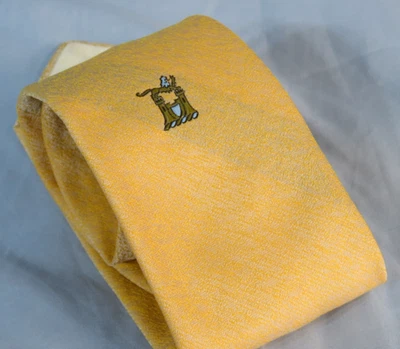 Vintage WEMLON WEMBLEY Textured Polyester MEN'S NECK TIE Yellow CASTLE LION? 50" - Image 1 of 4