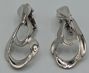 Pendientes de clip colgantes vintage Trifari tono plata 2" - Imagen 1 de 4