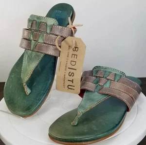 BETT STU YOLI TÜRKIS TANGA SANDALEN LEDER HANDGEFERTIGT GRÖSSE 6 EINZELHANDEL $ 145. Neu mit Etikett - Bild 1 von 24