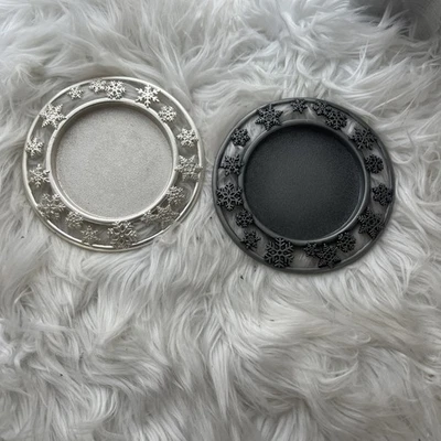 Juego de 2 platos portavelas de metal tono plata y gris oscuro 5 1/2 Foto 1 de 4