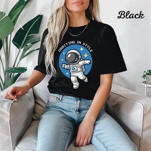 Maglietta divertente da donna in orbita nello stile astronauta maglietta nera taglie S-3X top - Foto 1 di 1