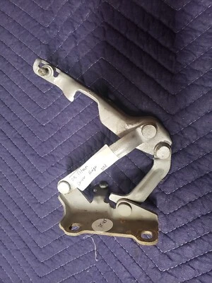 Dobradiça do capô esquerdo do motorista Nissan Titan 2005 fabricante de equipamento original  - Imagem 1 de 2