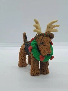 AIREDALE Weihnachtsschmuck mit KRANZ und GEWEIH Polymer Clay HANDARBEIT - Bild 1 von 7
