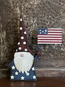 Patriótico Gnomo Estante Cuidador con Bandera Americana Rústico Madera Primitiva Pintado ¡LINDO! - Imagen 1 de 6