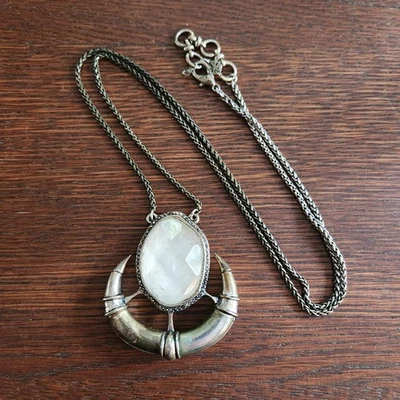 Collar Marca Lucky Piedra Lunar Martillado Tono Dorado Cuerno de Guerrero Colgante Distintivo Foto 1 de 4